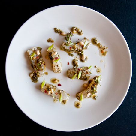 用刺山柑，青铜茴香和松子腌制的吸虫。