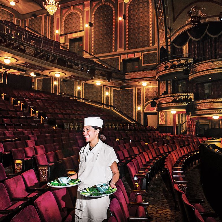 安吉拉·迪马亚加（Angela Dimayuga）在前往更衣室的路上。