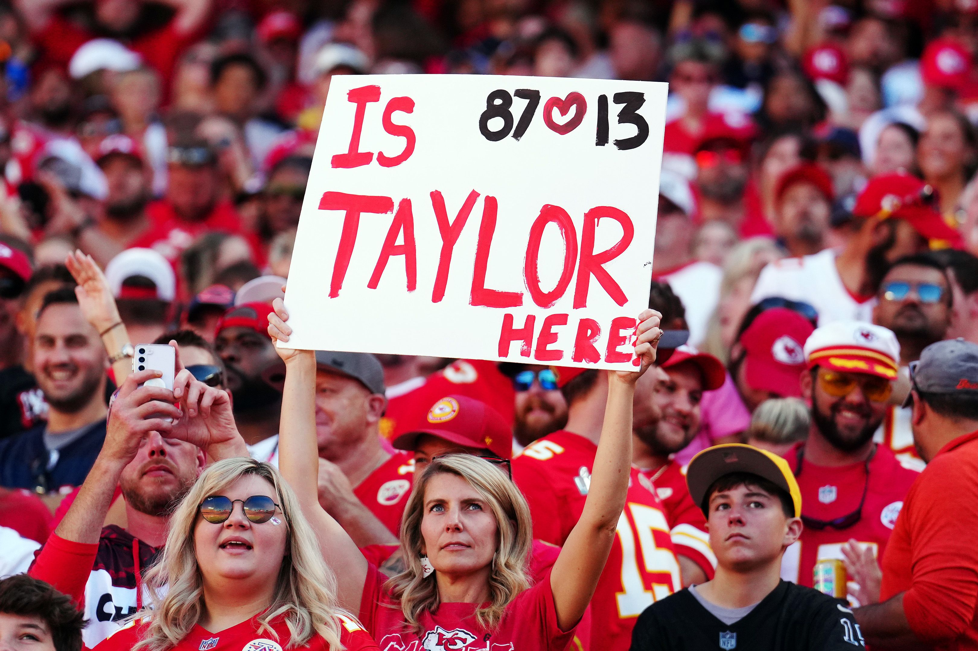 Taylor Swift went to watch Travis Kelce's Chiefs play the Bears and is  sitting next to his mom 