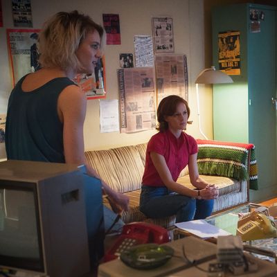 Mackenzie Davis as Cameron Howe, Kerry Bishe as Donna Clark and Lee Pace as Joe MacMillan - Halt and Catch Fire _ Season 2, Episode 6 - Photo Credit: Annette Brown/AMC