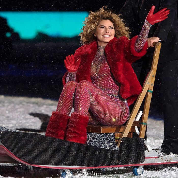 Shania Twain Escorted Into CFL Grey Cup By Dogsled