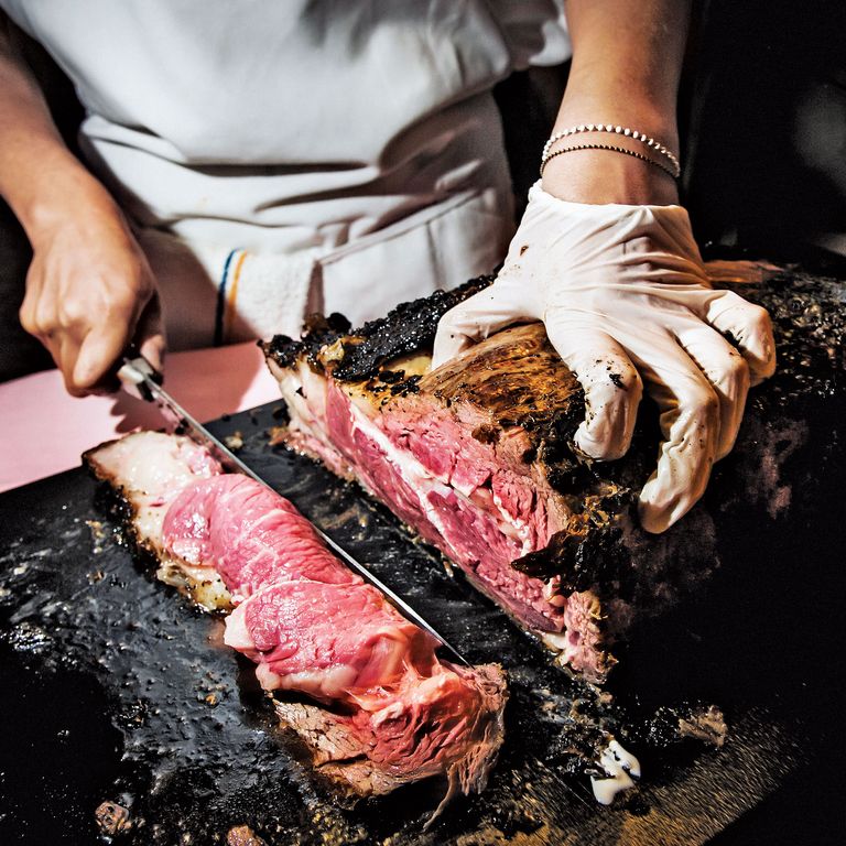 Dimayuga切入熏制的肋骨。