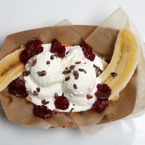 有机香蕉配香草冰淇淋、樱桃、可可粒和黑巧克力酱。