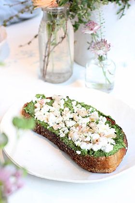 菜肴:吐司配坡道黄油、腌坡道下脚料和山羊奶酪，价格:12美元。虽然果泥的味道不是很浓，但腌制的部分会让它更浓。”