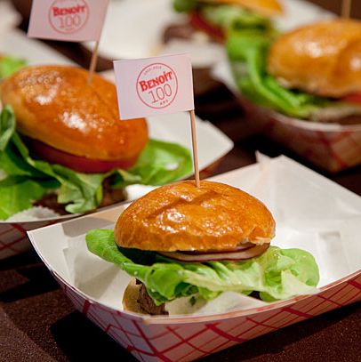 百周年汉堡:自定义混合了少许espelette在自制的面包上，蛋黄酱，莴苣，番茄和洋葱。