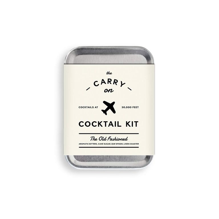 制作两款Old Fashioneds(搭配迷你波旁威士忌)。包括抹布和餐巾。