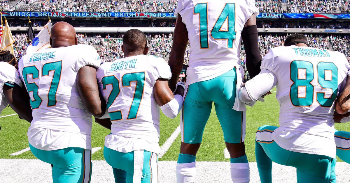 Miami Dolphins players protest during national anthem in NFL preseason