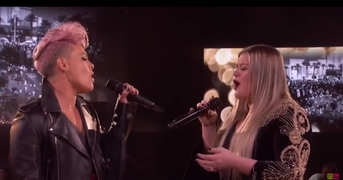 Pink 和 Kelly Clarkson 以動人的“Everybody Hurts”二重唱拉開了 AMA 的序幕