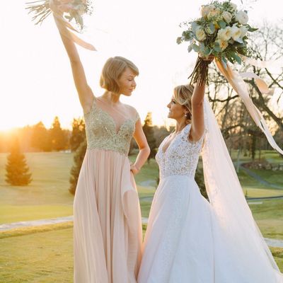 Taylor Swift and the bride, Taylor Swift's best friend