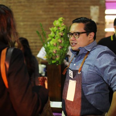 Dale Talde chats with a guest.