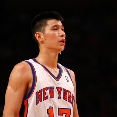 Jeremy Lin #17 of the New York Knicks looks on against the Los Angeles Lakers