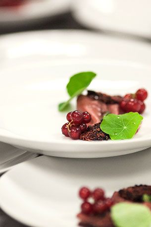 小牛肉心，烤甜菜，玫瑰油，白葡萄柚，醋栗，旱金莲。