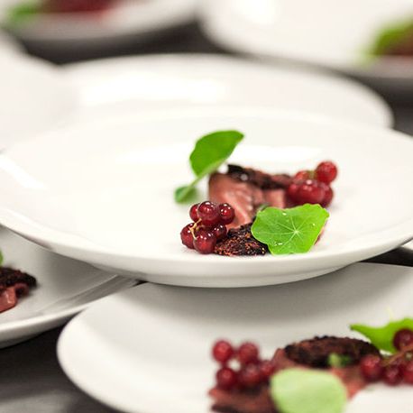 小牛肉心，烤甜菜，玫瑰油，白葡萄柚，醋栗，旱金莲。