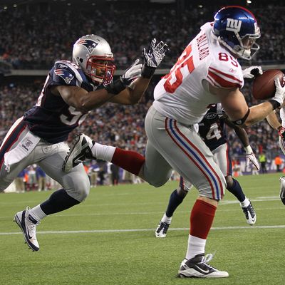  Jake Ballard #85 of the New York Giants scores against the defense of Tracy White #58 of the New England Patriots in the second half on November 6, 2011 in Foxboro, Massachusetts. 