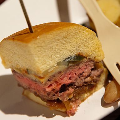 Hamburguesa Ligeramente Ahumada:轻烟熏牛肉汉堡，烟熏美国切达干酪，焦糖洋葱酱，ñora辣椒番茄酱，腌黄瓜。Ensalada de Otono。