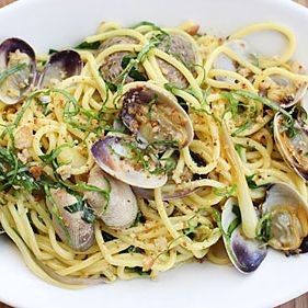 菜肴:自制斜面和蛤蜊意大利面，15美元(约合人民币457元)那是藏红花吗?我喜欢面包屑——味道不错。”