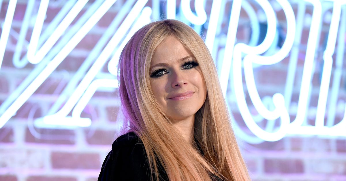 Avril Lavigne Discusses Hello Kitty With Vogue, 'Love Sux'