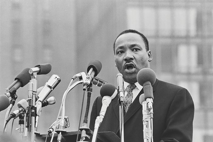 Discurso de protesta de Martin Luther King fuera de la ONU y quemadores de tarjetas de reclutamiento