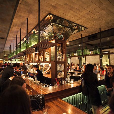 战刀人酒吧里的狂欢者们热切期待着。