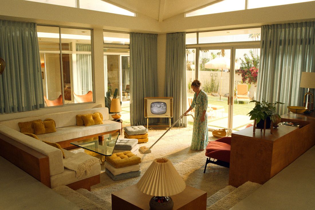 The Mid-Century Set Design of ‘Don’t Fear Darling’