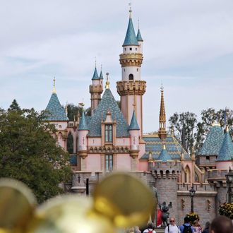 Disney S U S Parks Will Be Closed Indefinitely