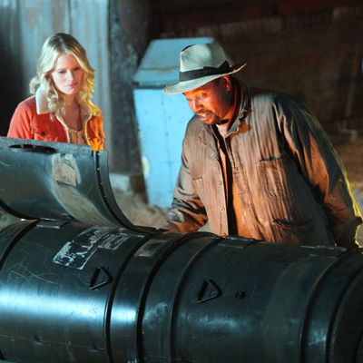 JUSTIFED: Episode 3: HARLAN ROULETTE: (Airs Jan. 31, 10:00PM e/p). Pictured L-R: Joelle Carter and Mykelti Williamson. CR: Prashant Gupta / FX