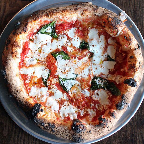 饼皮的面团是用野酵母发酵的，需要两天时间准备。