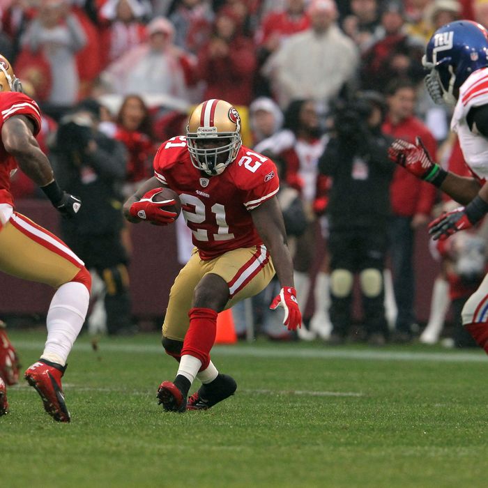 SAN FRANCISCO, CA - JANUARY 22: Frank Gore #21 of the San Francisco 49ers runs the ball against the New York Giants during the NFC Championship Game at Candlestick Park on January 22, 2012 in San Francisco, California. (Photo by Doug Pensinger/Getty Images)