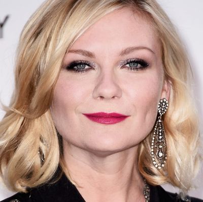 Actress Kirsten Dunst poses for photographers during the arrivals for the  New York premiere of the film Elizabethtown, Monday, Oct. 10, 2005. (AP  Photo/Stuart Ramson Stock Photo - Alamy