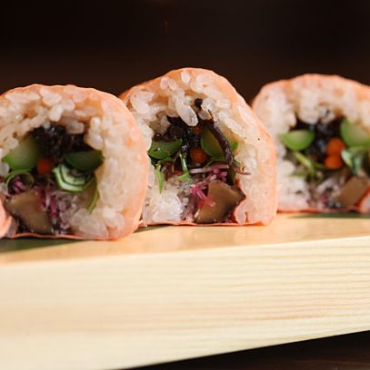 粉红色的和尚：大豆纸，调味hijiki，科尼夸，大野，鳄梨，芦笋，shitake和micro蔬菜。这卷是素食主义者。