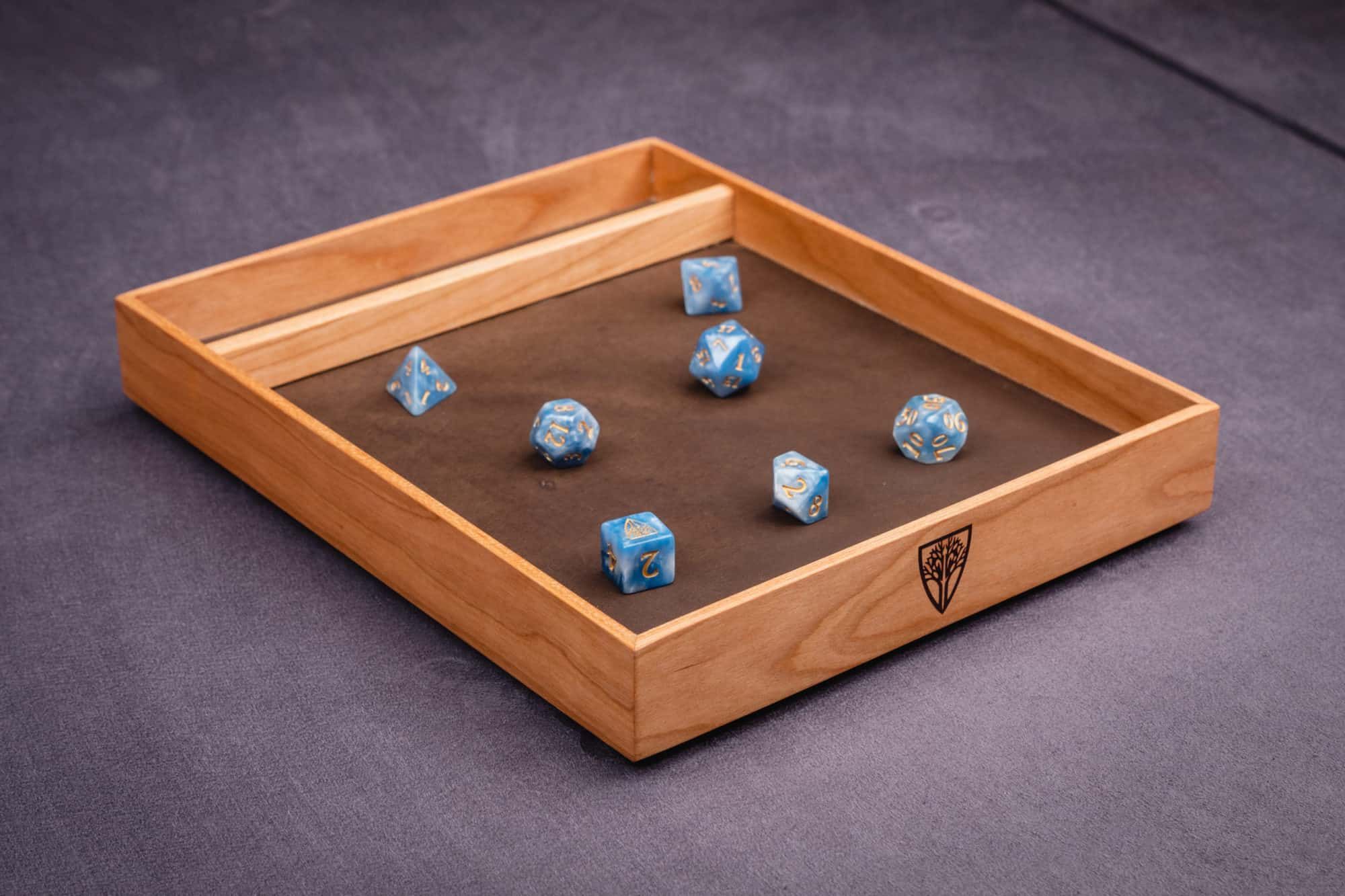 Dice and fold. Dice Tray d20. Дайс трей ДНД. Дайс трей башня. Дайс трей деревянный.