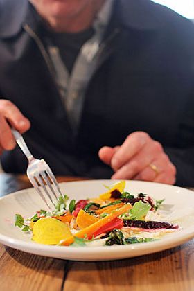 菜肴:春季沙拉，配烤坡道和山羊奶酪，售价14美元(约合人民币15元)。你有这些小块根蔬菜;甜菜烤得很好，胡萝卜嘎吱嘎吱响。坡道和豆瓣菜是春天的象征。奶酪的味道很好。”