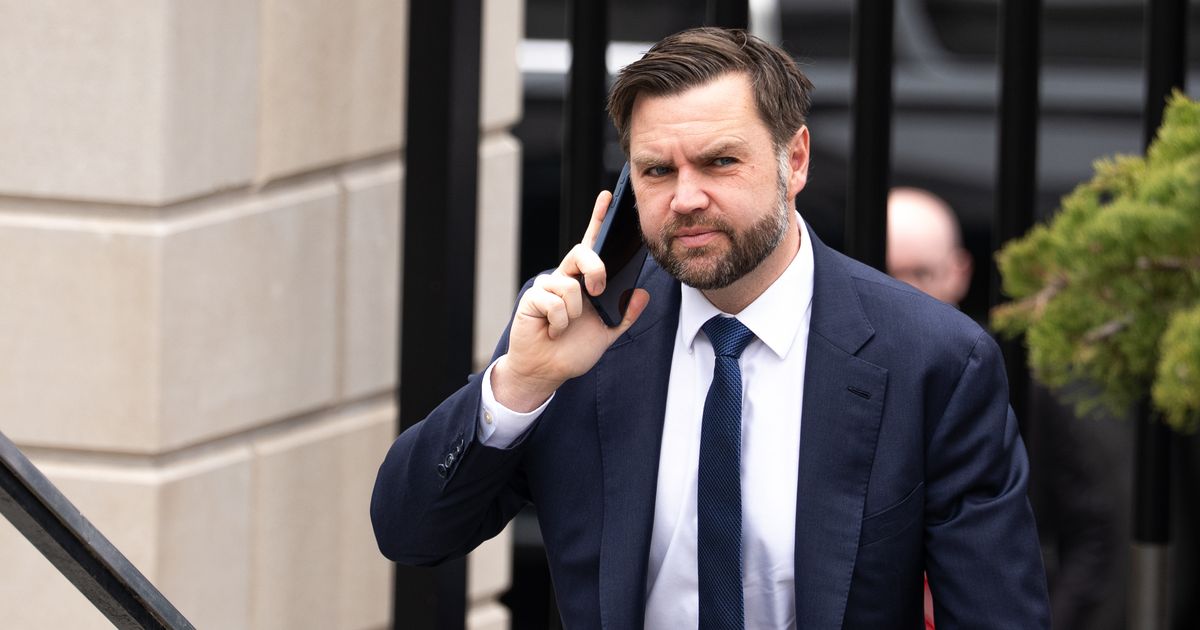 Liệu JD Vance có cảm thấy bị bỏ rơi trong cuộc chiến lớn mới của Trump?