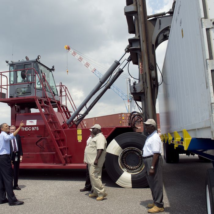 US President Barack Obama (2nd L) looks at a crane that lifts containers as he tours the Port of Tampa prior to speaking on trade policies with Latin America in Tampa, Florida, April 13, 2012. Later today, Obama travels to the Summit of the Americas in Cartagena, Colombia.