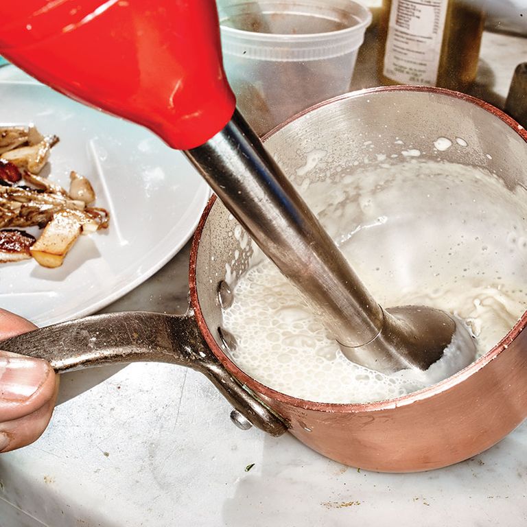 给大蒜 - 艾尔蒙德汤起来。