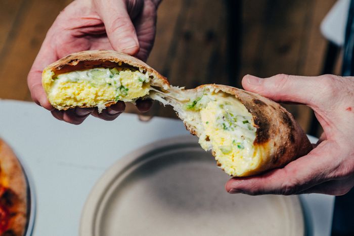 Wylie Dufresne拼接鸡蛋半分向内部显示鸡蛋、扇贝和奶酪