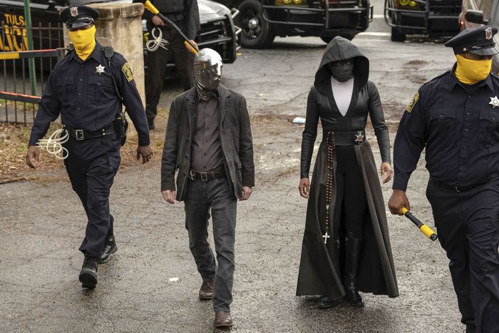 Tim Blake Nelson as Looking Glass and Regina King as Sister Night in Watchmen.