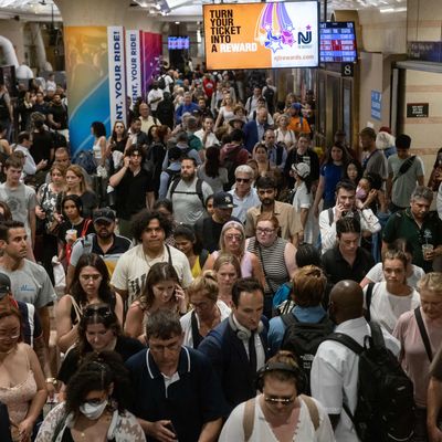 NJ Transit And Amtrak Leave NYC Commuters With 90-Minute Delays