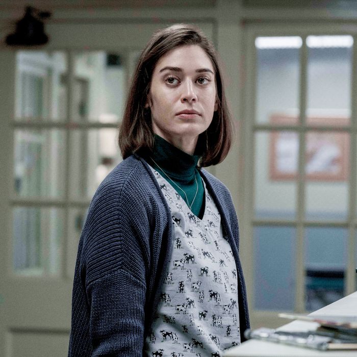 How Castle Rock's Lizzy Caplan Made Annie Wilkes Her Own