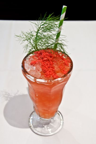 新鲜草莓，普利茅斯杜松子酒，卡拉曼西浓汤，迷迭香味苦艾酒，潘诺酒，淋上冻干草莓。