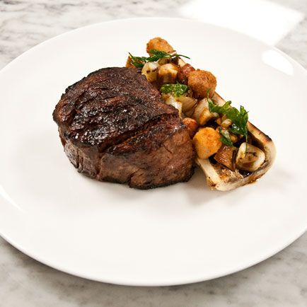 香脂漆的菲力，脆皮骨髓和cipollini。