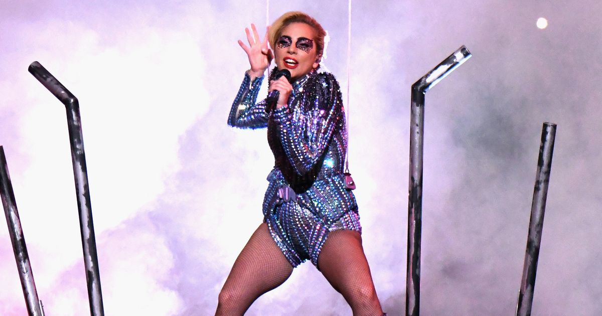 Lady Gaga 以“上帝保佑美國”開啟超級碗中場秀，然後從屋頂跳下