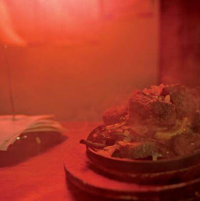 一盘滋滋作响的孜然羊胸肉——按照Mission的标准，这是一道温和的菜肴。