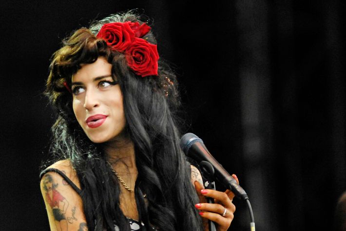 UNITED KINGDOM - AUGUST 16:  V FESTIVAL  Photo of Amy WINEHOUSE, Amy Winehouse performing on stage  (Photo by Mark Holloway/Redferns)