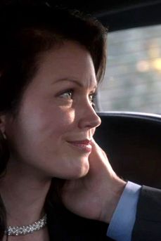 Bellamy Young is wearing a wig in all these photos. But the character of Mellie? We're supposed to think this is her natural hair.