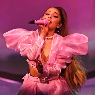 Ariana grande concert hot sale outfit ideas sweetener