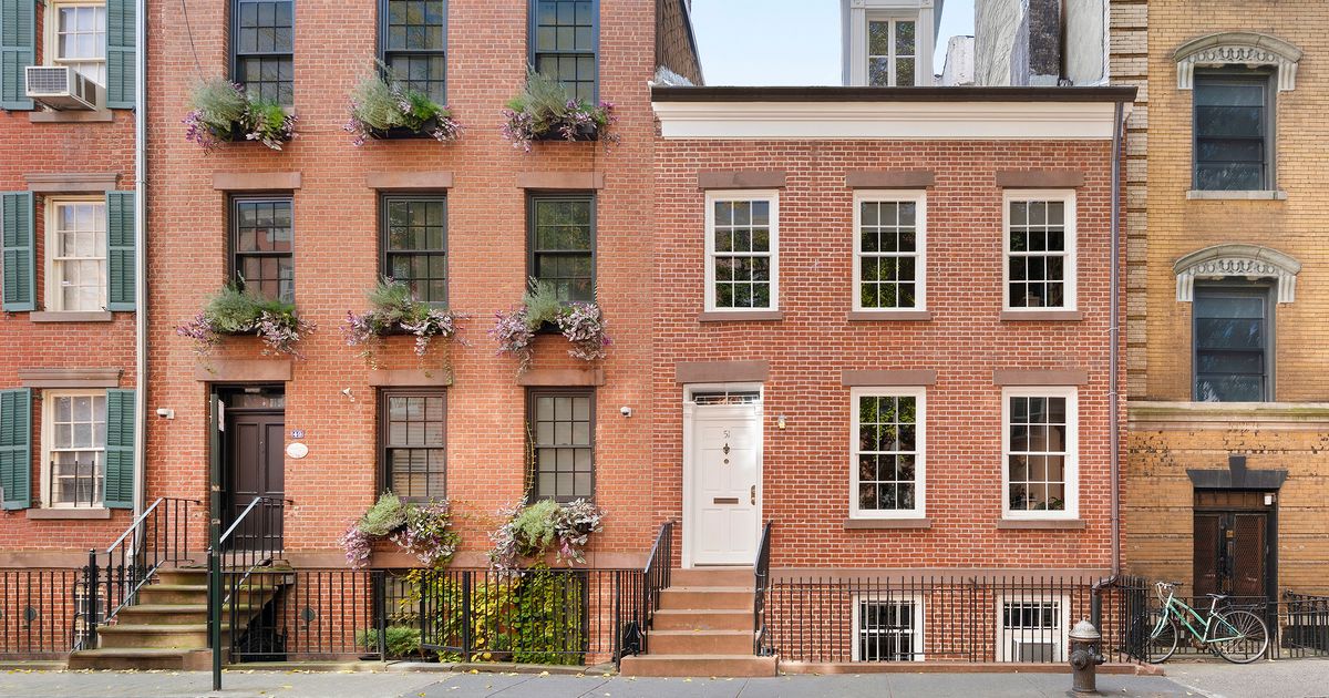 An 1826 Federal Rowhouse on Barrow Street in the Village