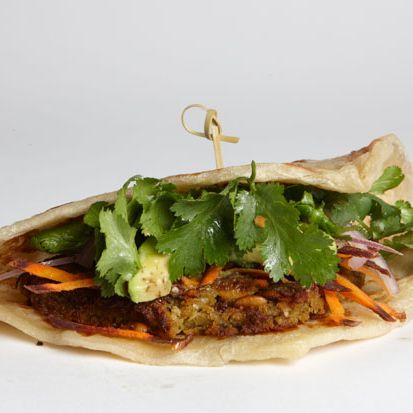 牛油果-南瓜子配牛油果，香菜和番茄酱。