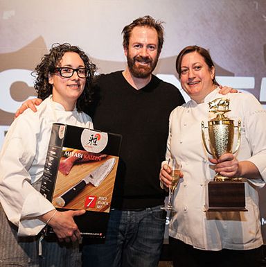 厨师de菜山ary Sterling (A Voce), Brady Lowe (Founder, Cochon555), and Missy Robbins pose with the prize.
