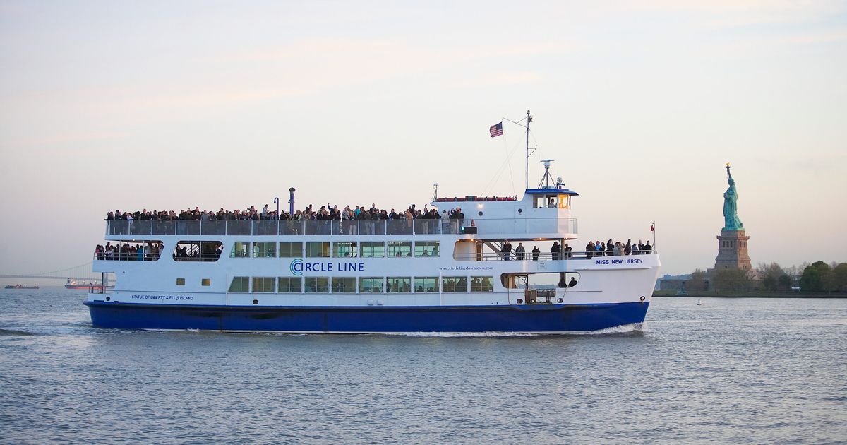 New York Tourist Boat Comes Across Sight That Customers Probably Can’t ...